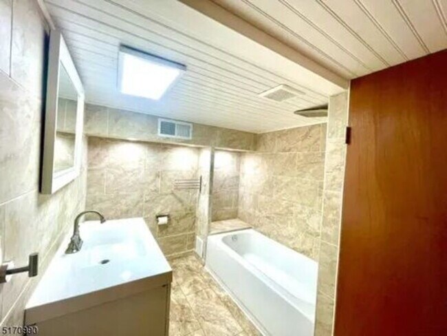 Building Photo - 487 Walker Ave