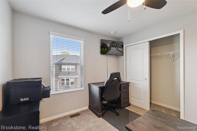 Building Photo - 765 Hummingbird Dr