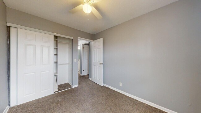 Building Photo - Elyria - updated 2 bedroom/1 bath townhouse.