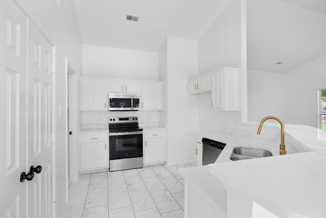 Building Photo - Recently renovated 3 bedroom, 2 bathroom h...