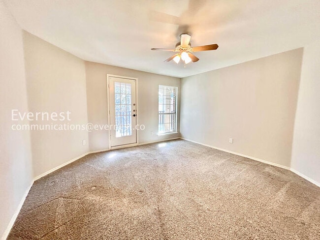 Building Photo - 5 Bed/3.5 Bath Home with Fenced Yard & Garage / Pet-Friendly / Vouchers Accepted