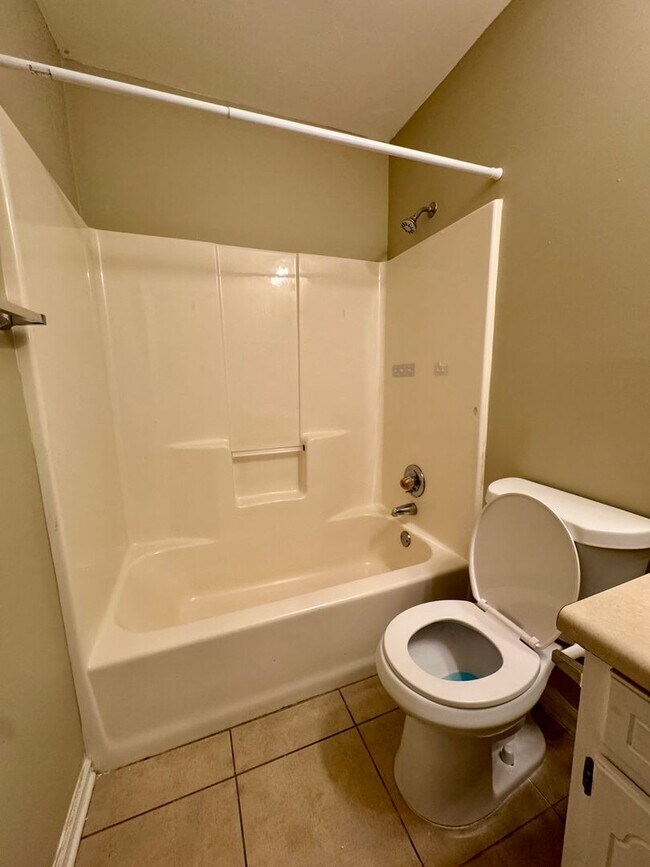 Building Photo - Charming 3 Bedroom, 2 Bath Home Available Now!