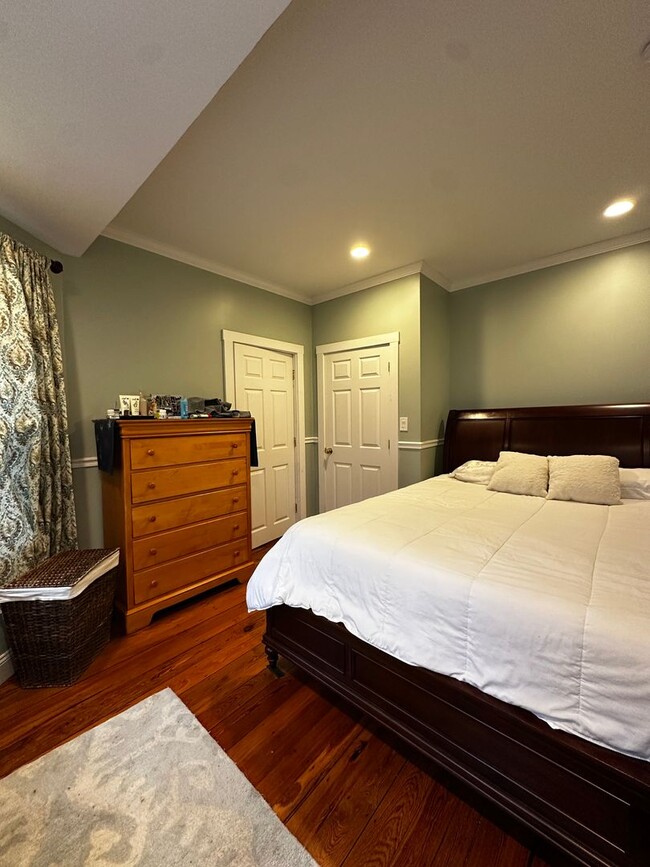 Building Photo - Spacious 3 Bed | 2 Bath in Prime Somerville Location with 2 parking!