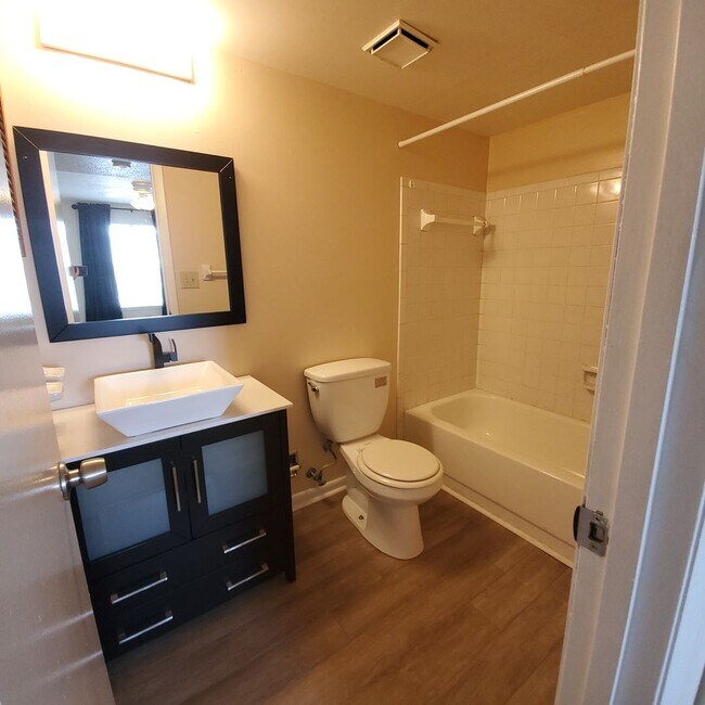 Building Photo - 2 Bedroom, 2 Bath Condo in Virginia Beach