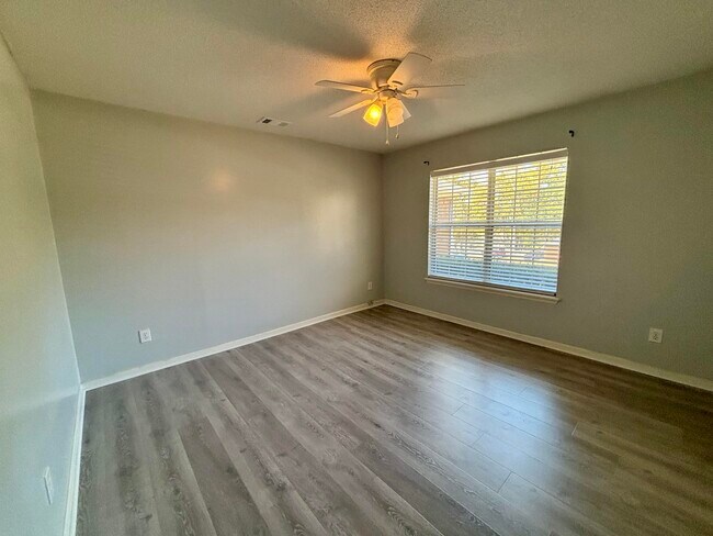 Building Photo - 666 Wellington Dr