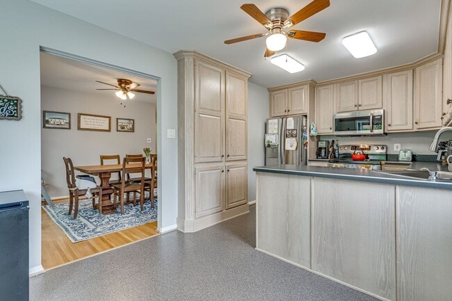 Building Photo - Spacious 4-bedroom home in West Springfield!