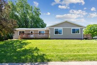 Building Photo - 125 - 127 West Gate - Cedar Falls (Duplex)