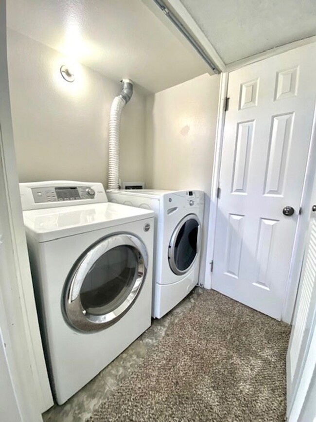 Building Photo - Lovely bi-level 3 bed/2 bath home with fen...