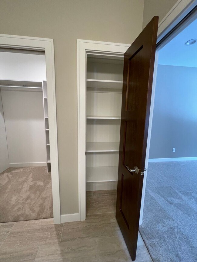 Building Photo - AVAILABLE AUGUST- 3 Bed 2 Bath Townhome In...