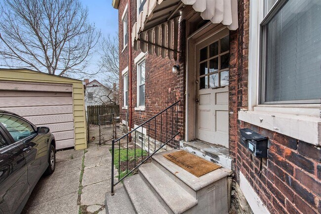 Building Photo - 2317 Victor St