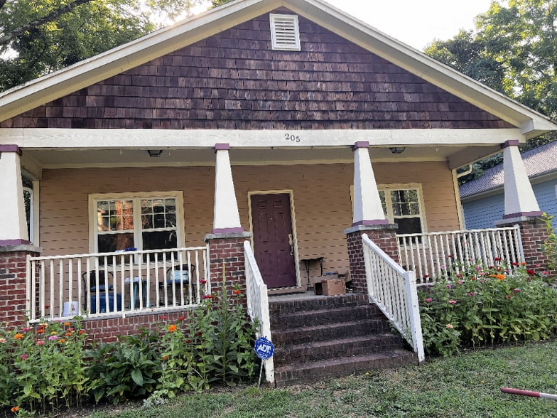 Primary Photo - 205 Wellington St