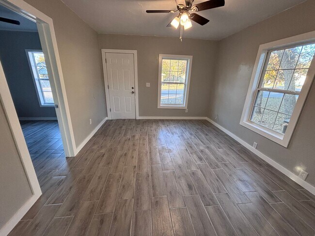 Building Photo - Remodeled 2 bedroom, 1 bathroom house with fenced yard and garage