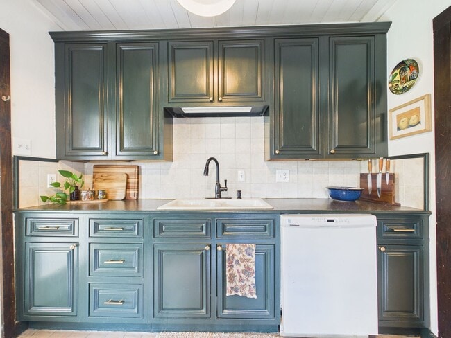 Building Photo - COMING SOON! Charming Cottage in the Center of Town