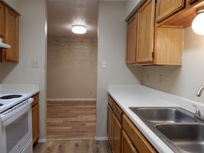 Building Photo - 9797 Leawood Blvd