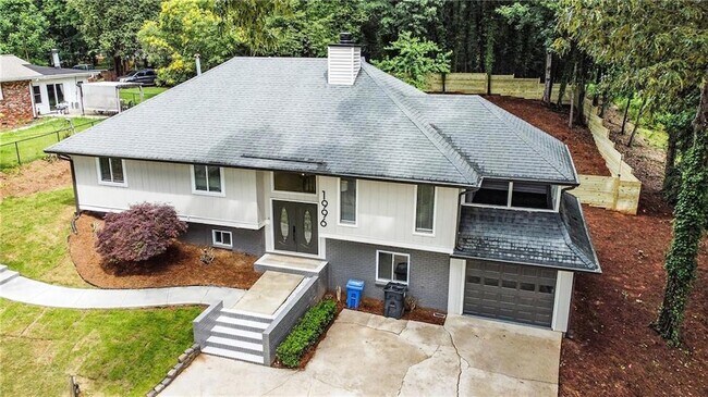 Building Photo - 1996 Briarwood Dr