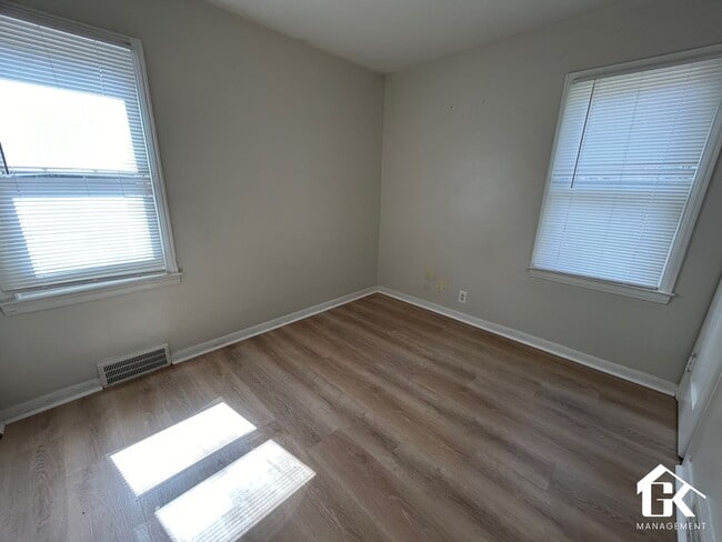 Building Photo - 3 Bed 1 Bath Eastside Home Available - Near St John Moross!