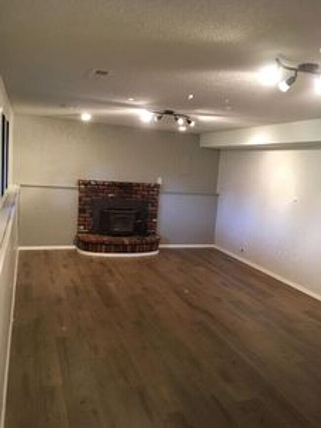 Building Photo - Spacious 5bd 2.5ba on the South Hill!