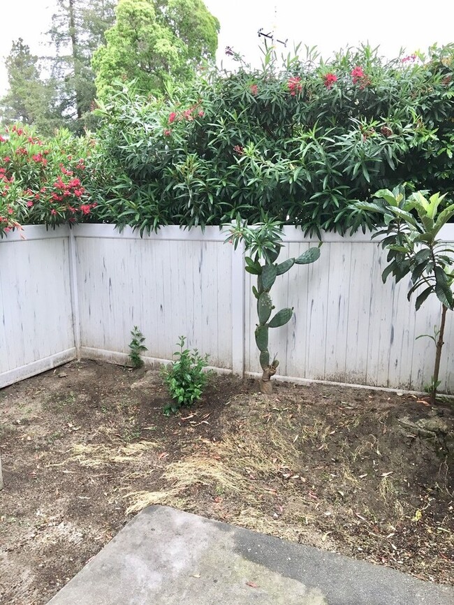 Building Photo - Great 2 bed, 1.5 Bath Condo with Garage in...