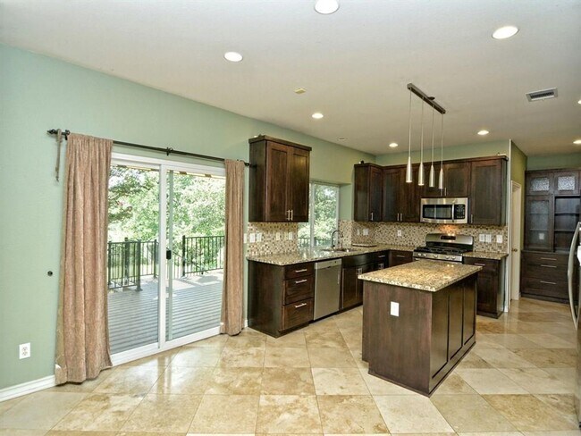 Building Photo - PRELEASING FOR BEGINNING OF JUNE! COME INTO YOUR OASIS!