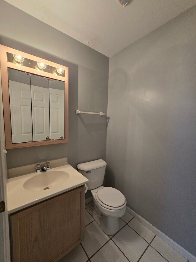 Building Photo - 229 W Ct of Shorewood