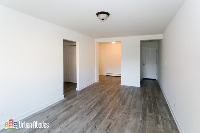 Building Photo - 6211 N Kenmore Ave