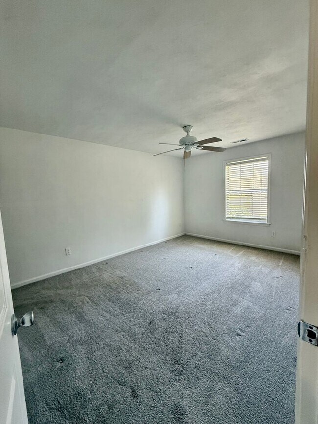 Building Photo - 3BD/2BA Home minutes from Dam Neck/Oceana Bases! Updated Throughout! Attached One Car Garage!