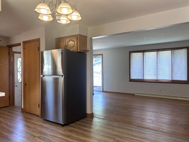 Building Photo - Large Updated 3 Bedroom Ranch