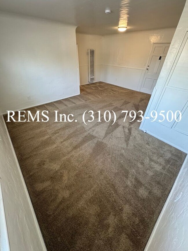 Building Photo - Refurbished Upstairs Apartment w/ Parking