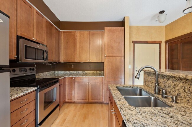 Building Photo - 1 BR/1 BA Crocus Hill Charmer!