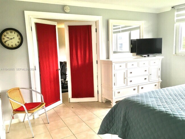 Building Photo - 9410 N Hollybrook Lake Dr