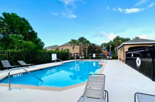 Building Photo - MOVE IN MARCH! Charming 2 Beds 2.5 Bath Townhome! 2 MASTER SUITES! Attached one car garage!! Extr...