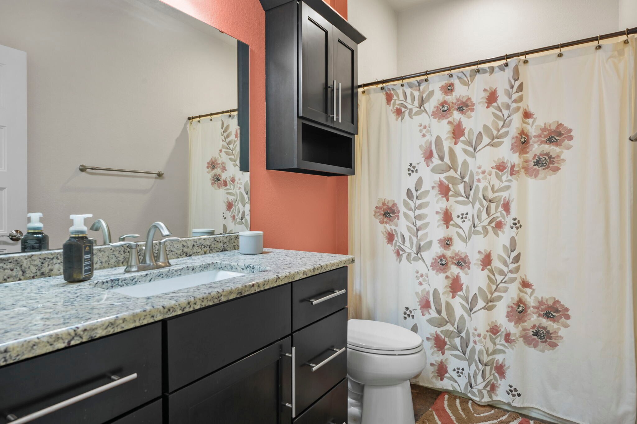 Main floor full bath - 630 Big Stone Trl