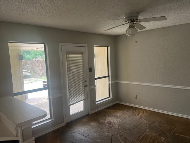 breakfast area - 2213 Oak Bluff Dr