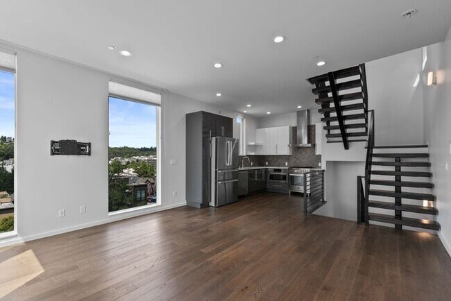 Building Photo - Stunning Columbia City Townhome w/ Views and Air Conditioning