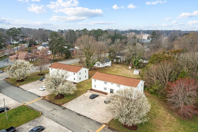 Building Photo - Two bedroom, 1.5 bath apartment home at Ha...