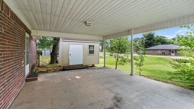 Building Photo - Charming Brick Home