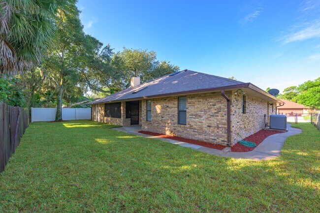 Building Photo - 1523 Poplar Dr