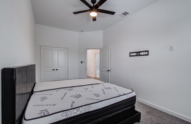 Building Photo - 5905 Crest Ct