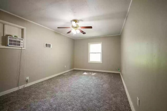 Building Photo - 1533 Hartford Rd