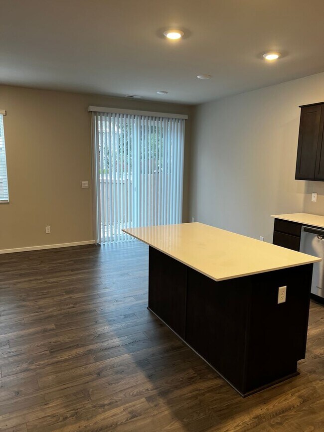 Building Photo - STO Langly Duplex