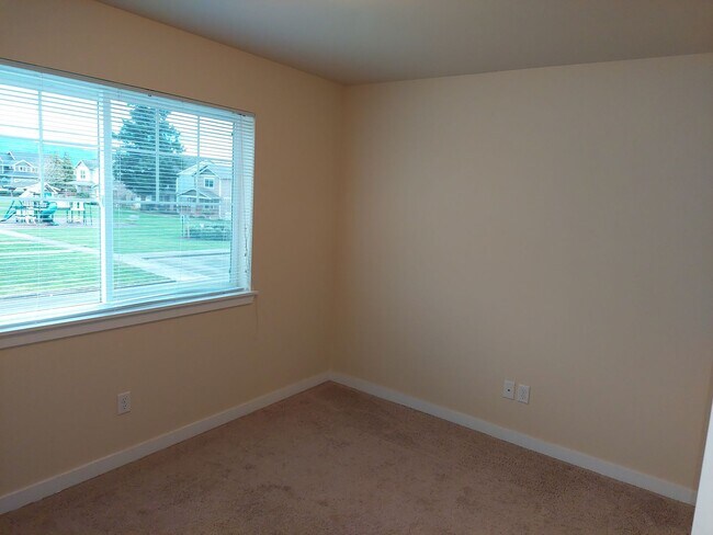 Building Photo - 2200 Greenview Cir