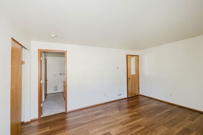 Building Photo - Desireable End Unit, Bremerton Triplex - A...
