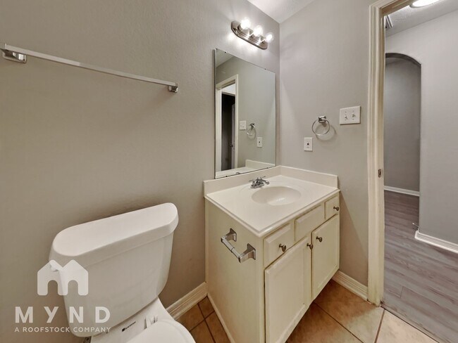 Building Photo - 7014 Crescent Moon Dr