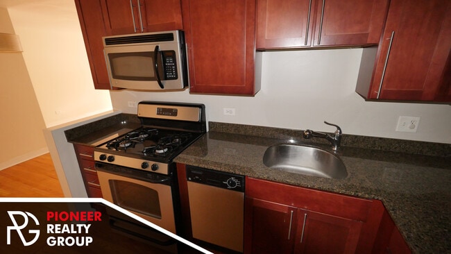 Building Photo - 625 W Wrightwood Ave