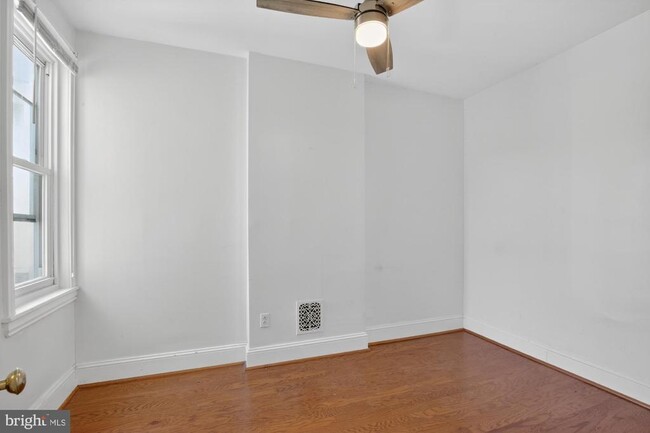 Building Photo - 1910 N Howard St