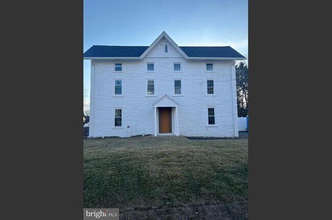 Building Photo - 540 W Springfield Rd