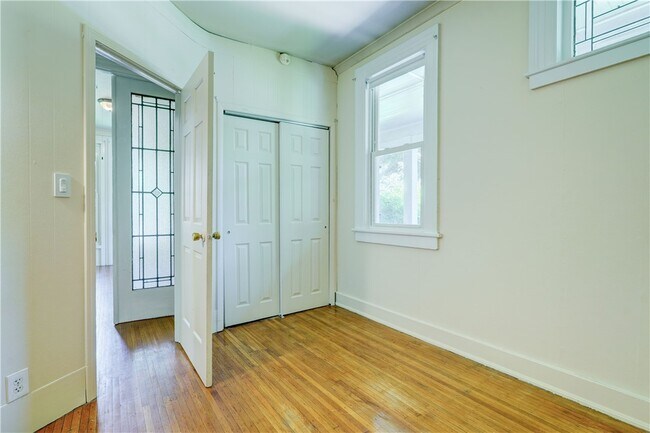 Building Photo - 14 Vick Park A