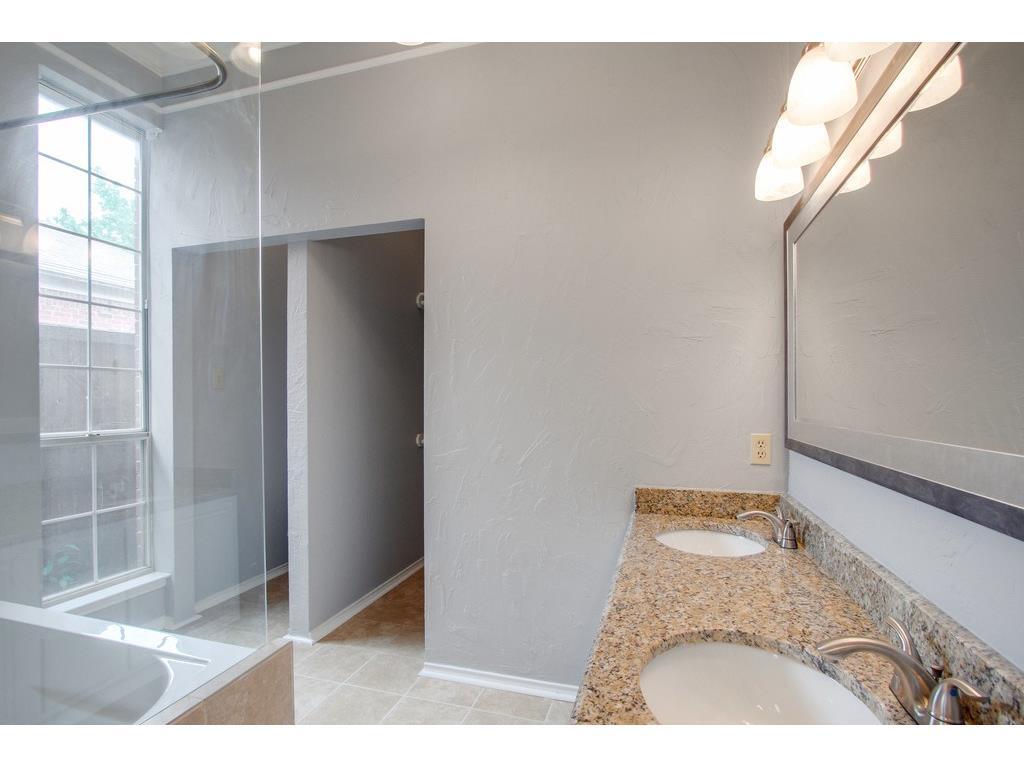 Building Photo - 546 Raintree Cir