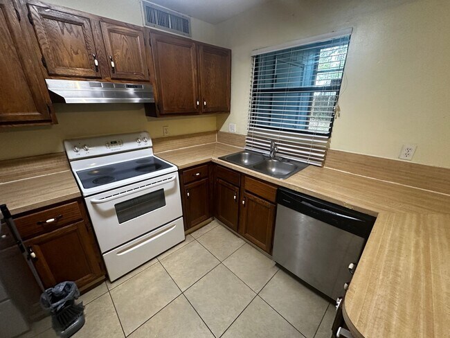 Building Photo - Spacious 2/2 Close to UF
