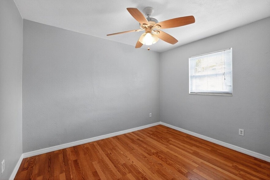 Building Photo - 516 3rd Ave NE